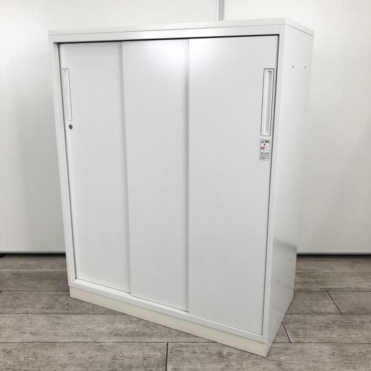 【手狭なオフィスで大活躍！導線を確保できる引き違い戸のキャビネット！】■コクヨ(KOKUYO)製　エディア(EDIA)シリーズ　引き違い書庫　ローキャビネット　■3枚扉　■シリンダー錠　■天板・ベース付き　■ホワイト
                        エディア
                                    中古
            