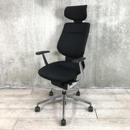 【イスとひとつになれる新感覚！身体の動きに追従する機能性抜群のオススメチェア！】■コクヨ(KOKUYO)製　イング(ing)チェア　肘付ハイバック　■バーチカルタイプ　■固定肘・ヘッドレスト付き　■ブラック