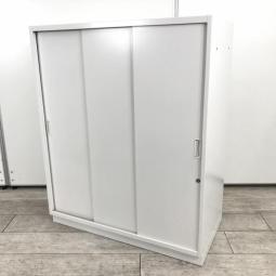 【手狭なオフィスで大活躍！導線を確保できる引き違い戸のキャビネット！】■イトーキ(ITOKI)製　シンライン(THIN LINE)シリーズ　引き違い書庫　ローキャビネット　■3枚扉　■シリンダー錠　■ホワイト