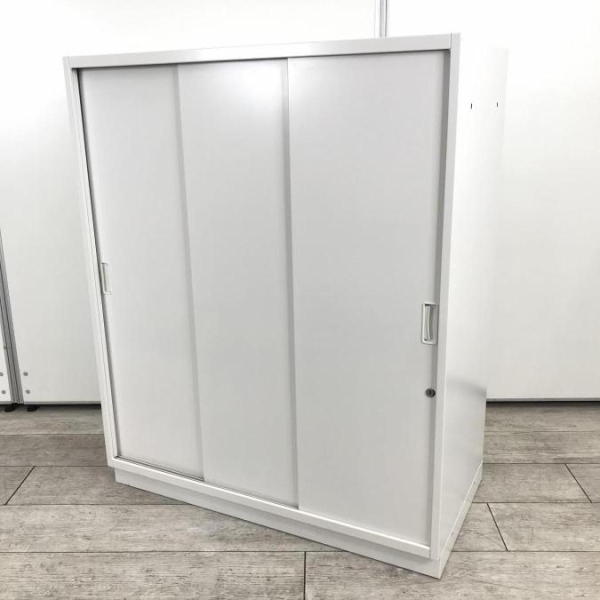 【手狭なオフィスで大活躍！導線を確保できる引き違い戸のキャビネット！】■イトーキ(ITOKI)製　シンライン(THIN LINE)シリーズ　引き違い書庫　ローキャビネット　■3枚扉　■シリンダー錠　■ホワイト
                        シンライン
                                    中古
            