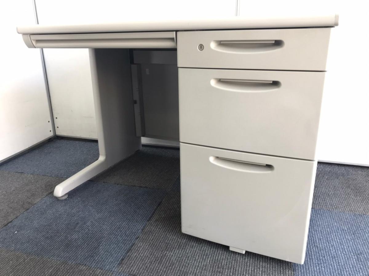 【3段引き出し一体型で圧倒的な収納力！定番シリーズのコンパクト事務机！】■オカムラ(okamura)製　SDシリーズ　片袖机　W1000×D700㎜　■シリンダー錠　■ライトグレー　※日焼け混在
                        SDシリーズ
                                    中古
            
