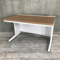 【ワイヤリング機能が充実！清潔感のあるホワイトカラーにおしゃれなナチュラル天板の平机！】■オカムラ(okamura)製　アドバンス(ADVANCE)シリーズ　平机　幅1200㎜　引き出し付き　■天板：ネオウッドミディアム/本体：ホワイト