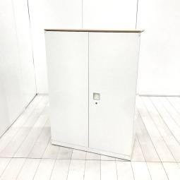 【580042】【オフィスの書類をスッキリ整理！取っ手がどの方向からでも開くマルチハンドルが人気！】■オカムラ（okamura）製　レクトライン（Rectline）シリーズ　両開き書庫　ローキャビネット　H1260㎜　■旧型　■シリンダー錠　■天板：木目ナチュラル　■ホワイト　オフィスバスターズ　水戸サテライト　大子町　北茨城市　高萩市　日立市　常陸太田市　常陸大宮市　那珂市　東海村　ひたちなか市　城里町 水戸市　笠間市　茨城町　大洗町　小美玉市