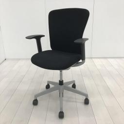 【定価約5万円】【ローコストチェアの定番！使いやすいスタンダードなデザイン！】■イナバ(Inaba)製　バルチェ(Valche)チェア　肘付ローバックチェア　■可動肘　■ブラック×グレーシェル　【セルフアジャストメント機構採用であらゆるワークシーンにフィット！】【弊社使用欄：A01058094】
