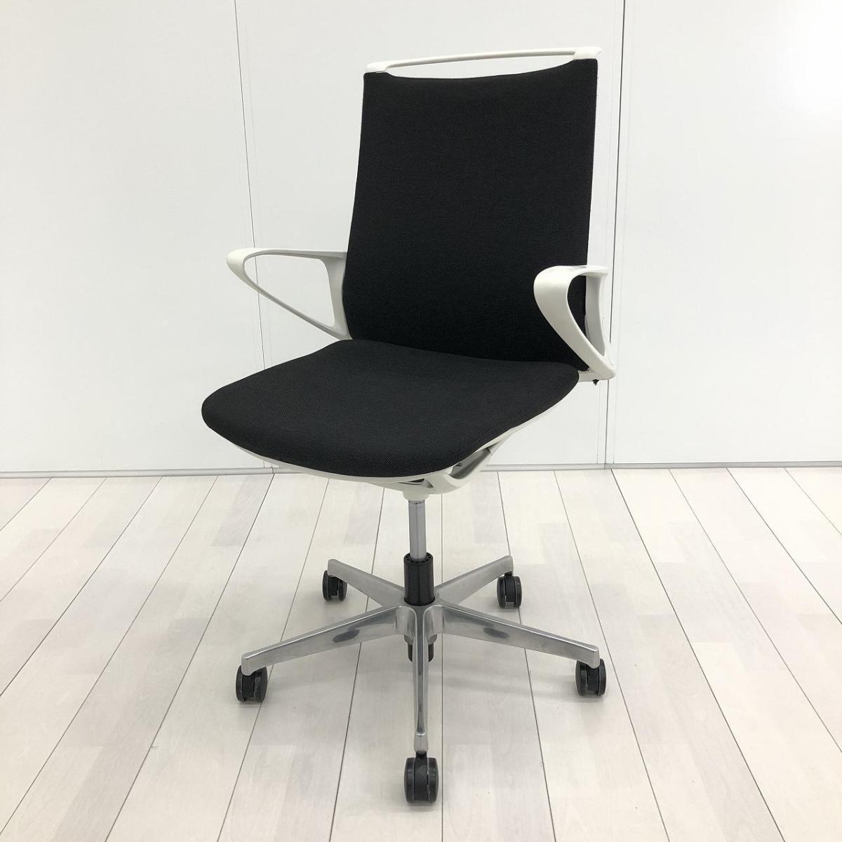 【スタイリッシュなデザインでモダンな空間を演出！】■オカムラ(okamura)製　モード(mode)チェア　肘付ミドルバック　クロスバックタイプ　■サークル肘　■ブラック×ホワイトシェル　※肘塗装はがれ　【弊社使用欄：A01054230】
                        モード
                                    中古
            