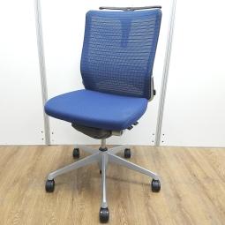 ★【T3】【T12】【商品入替のため、残り6脚限り】オカムラ製 　コーラル　ミディアムブルー　背面メッシュ　ミドルバック　肘無し　ランバーサポート　コートハンガー　シルバー脚　厚めのクッションで快適な座り心地を実現！　どんな空間にも調和するデザインと最上級の操作性！　肘無しミドルバックチェア！！【管理番号：A01037793】