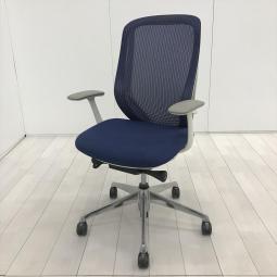 【前傾チルト機能付き！オカムラ製品で最も人気を集める高機能メッシュチェア！】■オカムラ(okamura)製　シルフィー(Sylphy)チェア　肘付ハイバック　背面メッシュ　■固定肘　■ミディアムブルー×ホワイトシェル　【弊社使用欄：A01039015】