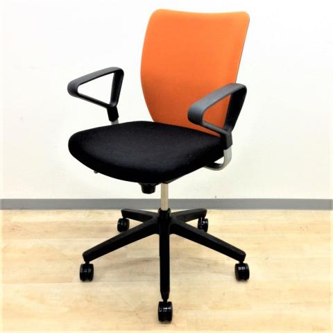 【580063】【多彩なワークシーンにフィット！ワーキングチェアのスタンダードクラス！】■ウチダ（UCHIDA）製　エポ（EPO）チェア　肘付　ローバック　　■サークル肘　■背面：オレンジ/座面：ブラック　オフィスバスターズ　水戸サテライト　大子町　北茨城市　高萩市　日立市　常陸太田市　常陸大宮市　那珂市　東海村　ひたちなか市　城里町 水戸市　笠間市　茨城町　大洗町　小美玉市