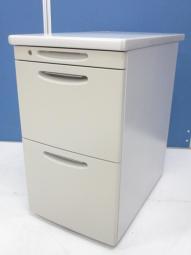 【カギ作成可能！】【デスクの延長線上としておすすめ!!　収納と作業スペースを同時に確保できる３段脇机！】■オカムラ（okamura）　SD-Vシリーズ　脇机3段　W400×D700×H700㎜　■色：ニューグレー　■シリンダー錠