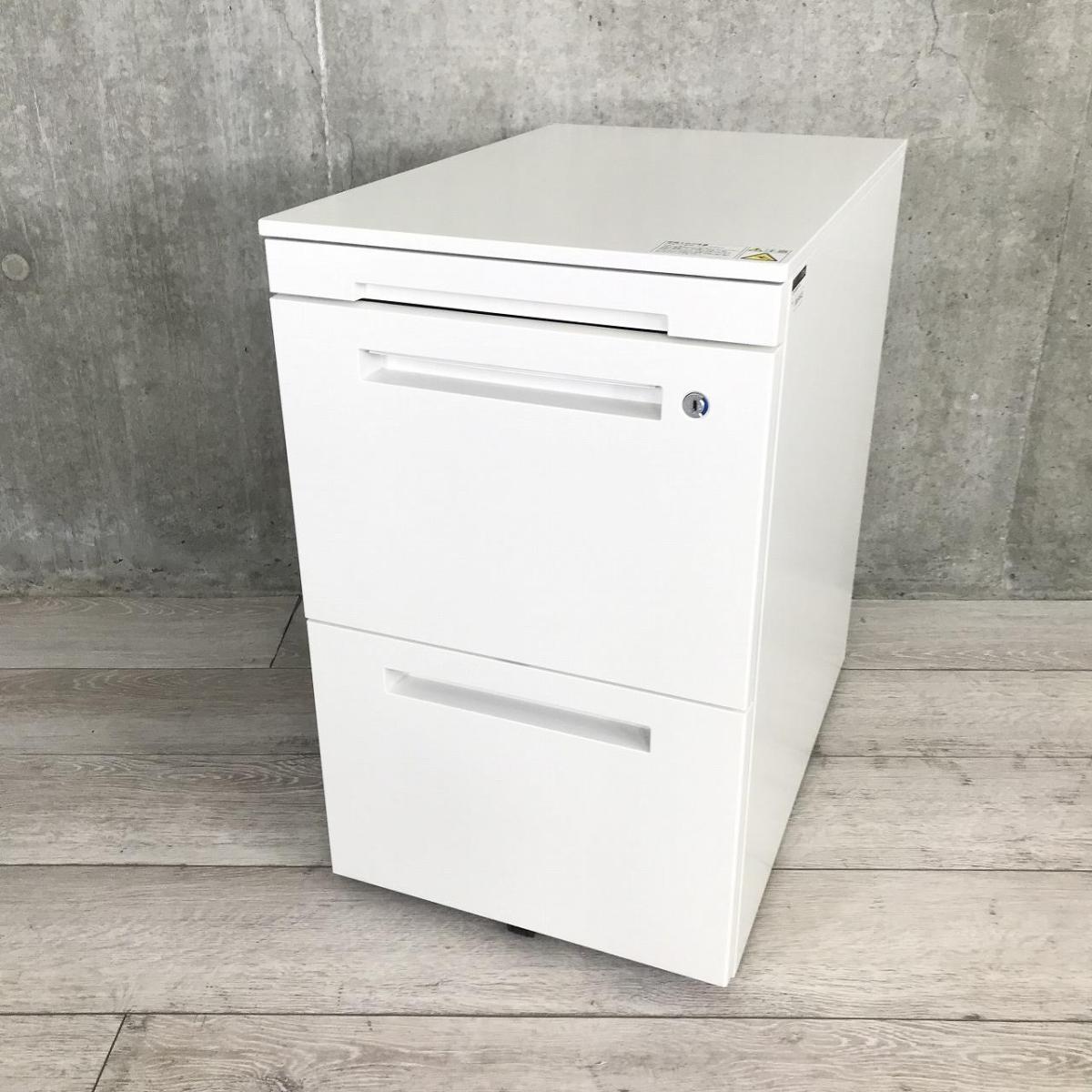 ★イトーキ製　CZR　ホワイト　W900xD450xH650サイズ　シリンダー錠　収納力抜群！　フリーアドレスデスクのお供に！　フリアド用ワゴン　3段ワゴン！！
                        CZR
                                    中古
            