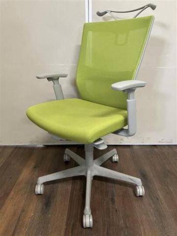 【中古】エスクードメッシュ  オカムラ（okamura） 肘付ハイバックチェア