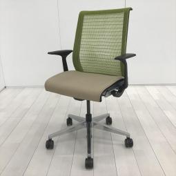 【長時間座る人のための椅子！】■スチールケース（Steelcase）製　シンク（Think ）チェア　肘付　ハイバック　固定肘　３Ｄニット　■背面グリーン/座面ベージュ　【弊社使用欄：A01063362】