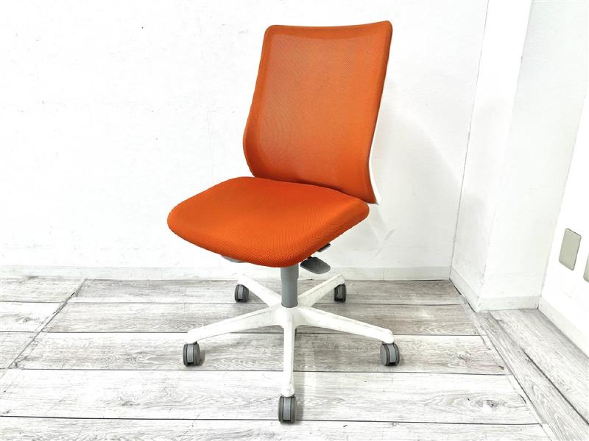 【定価約8万円】【背中を立体的に包み込む！】【シルフィの座り心地を低コストで再現！■オカムラ（okamura）製　フルーエントチェア（Fluent）　肘無　ローバック　背面メッシュ　■オレンジレッド×ホワイトシェル
                        フルーエントチェア
                                    中古
            