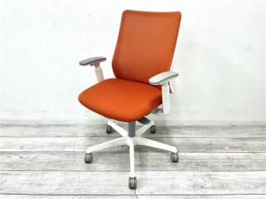 【在庫入替セール品】【定価約8万円】【背中を立体的に包み込む！シルフィの座り心地を低コストで再現！】■オカムラ（okamura）製　フルーエントチェア　肘付き　ローバック　背面メッシュ　■可動肘　■オレンジレッド×ホワイトシェル