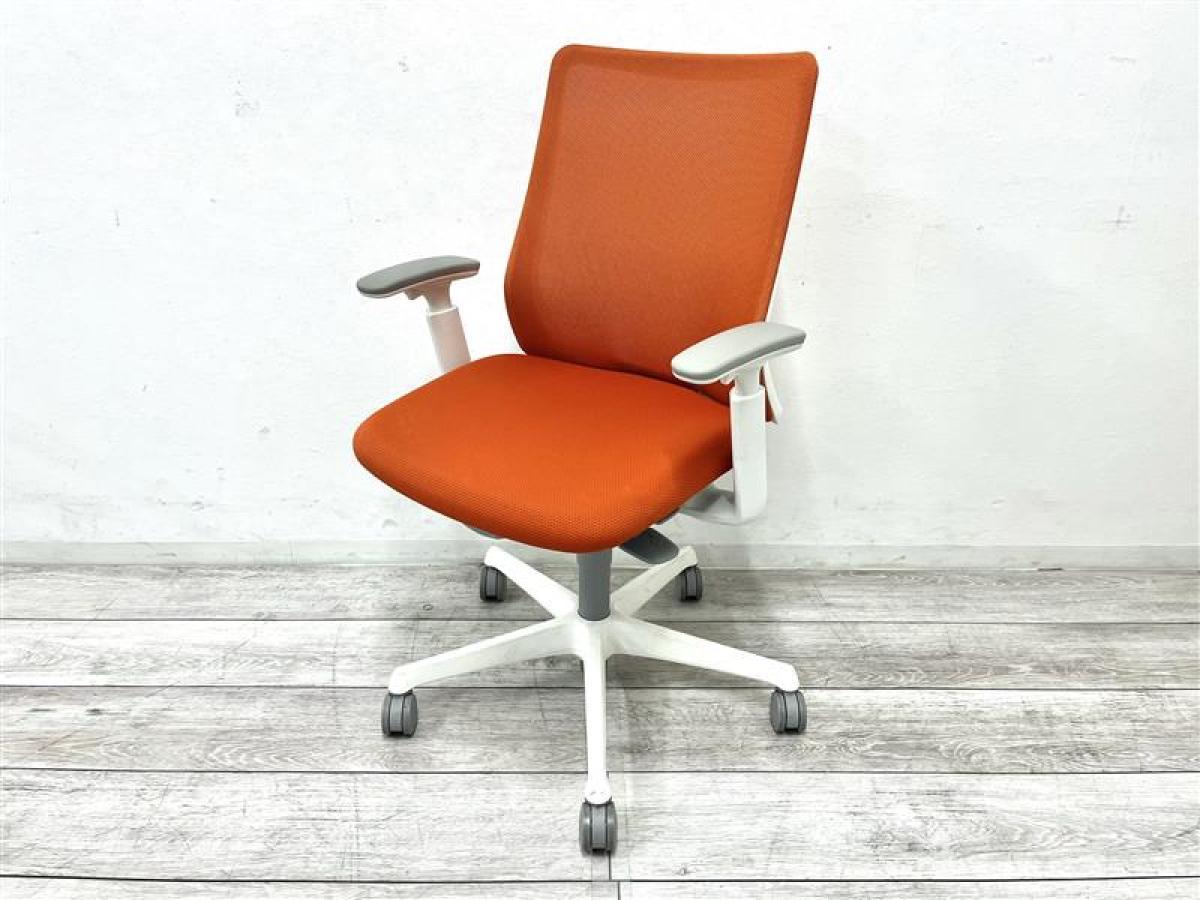 【在庫入替セール品】【定価約8万円】【背中を立体的に包み込む！シルフィの座り心地を低コストで再現！】■オカムラ（okamura）製　フルーエントチェア　肘付き　ローバック　背面メッシュ　■可動肘　■オレンジレッド×ホワイトシェル
                        フルーエントチェア
                                    中古
            