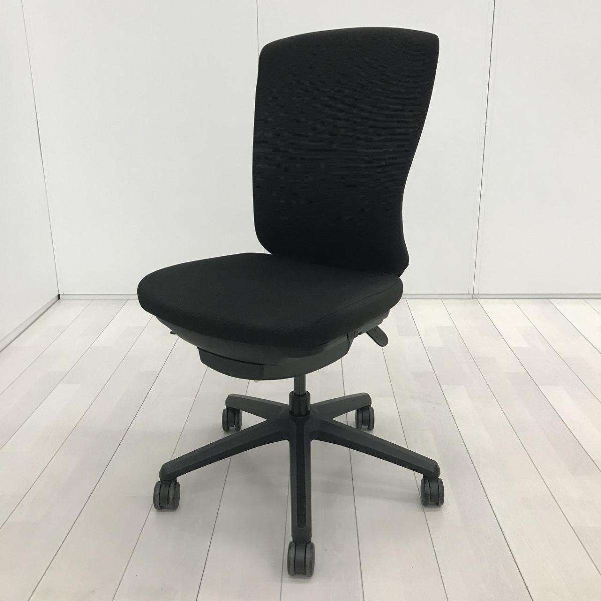 【ひとり一人の快適な座り心地をサポート！曲線が生み出す美しさで多様なワークシーンを演出】■ライオン(LION)製　バーサル(Versal)チェア　肘無ローバック　クッションタイプ　■ブラック　※シェルキズ有
                        バーサル
                                    中古
            