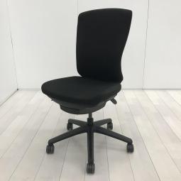 【ひとり一人の快適な座り心地をサポート！曲線が生み出す美しさで多様なワークシーンを演出】■ライオン(LION)製　バーサル(Versal)チェア　肘無ローバック　クッションタイプ　■ブラック　※シェルキズ有