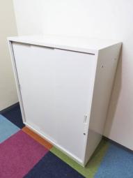 【書類の収納スペースを増やしたい方に！】■イトーキ（ITOKI）製　シンライン（THIN LINE）　引き違い書庫　3枚引き戸タイプ　ローキャビネット　■シリンダー錠　■ホワイト