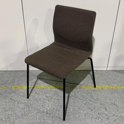 【オシャレなブラウンカラー！カフェスペースや休憩スペースにオススメ！】■オカムラ（okamura）製　スイープ（sweep）シリーズ　スタッキングチェア　ミーティングチェア　■張りぐるみタイプ　■ダークブラウン