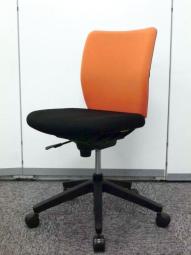 【580063】【多彩なワークシーンにフィット！ワーキングチェアのスタンダードクラス！】■ウチダ（UCHIDA）製　エポ（EPO）チェア　肘無　ローバック　　■背面：オレンジ/座面：ブラック　オフィスバスターズ　水戸サテライト　大子町　北茨城市　高萩市　日立市　常陸太田市　常陸大宮市　那珂市　東海村　ひたちなか市　城里町 水戸市　笠間市　茨城町　大洗町　小美玉市
