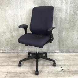 【在庫入替セール品！】カタログ現行品！【身体に合わせて自在にフィット！どんな体格の方でも快適な座り心地をご提供！】/オススメ(おすすめ) /人気商品【弊社使用欄：A01049385】■オカムラ(okamura)製　スフィア(Spher)チェア　肘付き　ハイバック　■固定肘　■パープル×ブラックシェル