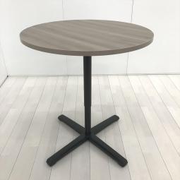 【カフェ風丸テーブル入荷！リフレッシュスペースなどにおすすめ！】■オカムラ（okamura）製　LivesMeetingTable（ライブス）  昇降テーブル　丸形　W900×H720～1000㎜　■天板：木目ダークブラウン　脚：ブラック　【弊社使用欄：A01063233】