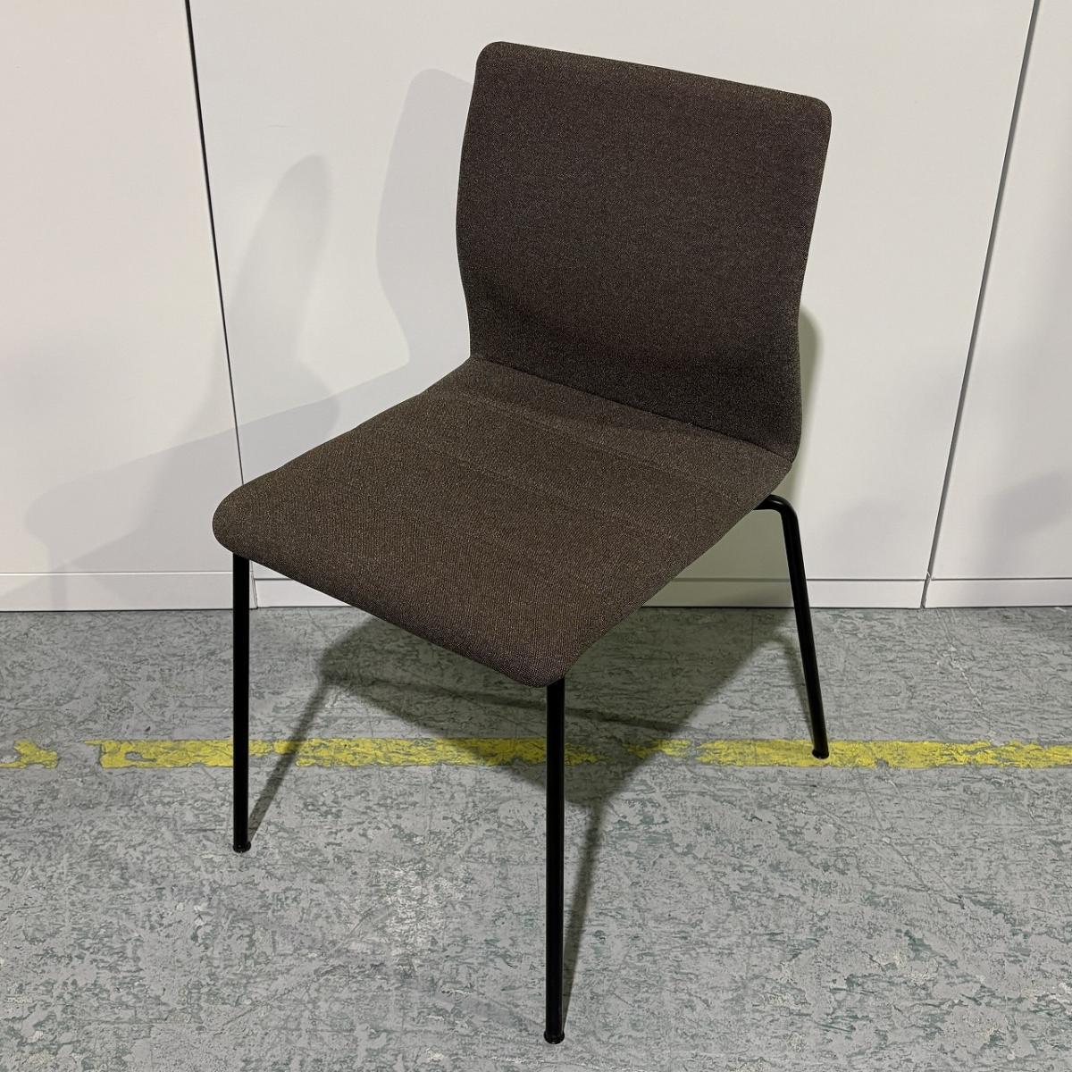 【オシャレなブラウンカラー！カフェスペースや休憩スペースにオススメ！】■オカムラ（okamura）製　スイープ（sweep）シリーズ　スタッキングチェア　ミーティングチェア　■張りぐるみタイプ　■ダークブラウン
                        スイープ
                                    中古
            