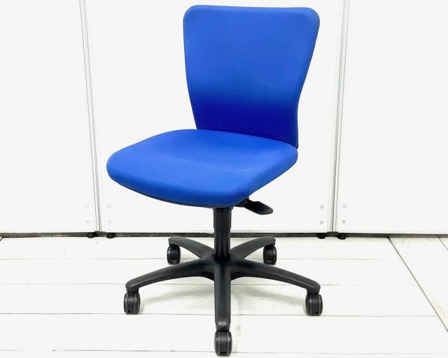 【オフィスの王道チェアが入荷！分厚いクッションとシンプルで使いやすい操作性！】■オカムラ(okamura)製　カロッツァ(Carrozza)チェア　ローバック　肘無し　■ブルー×ブラックシェル　【入替セールにつき40%OFF！】