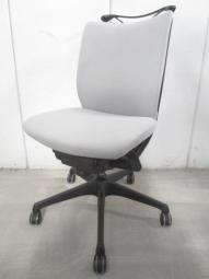 【人間工学に基づいた快適な座り心地！背によりかかるとバックシェルのグリッドが変形し、やさしくワーカーの身体を支えます！】■オカムラ(okamura)製　ヴィスコンテチェア　(Visconte)　肘無ローバックチェア　ヌードタイプ　■肘無チェア　■ライトグレー　■コートハンガー付き　■リクライニング調整機能無し【入替セールにつき30%OFF！】