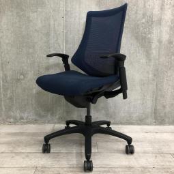 【姿勢の変化にフレキシブルに対応する高機能メッシュチェア！】■イトーキ（ITOKI）製　エフ（f）チェア　肘付き　ハイバック　■可動肘　背面メッシュ　■ネイビーブルー × ブラックシェル