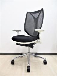 大人気！オカムラ製のメッシュチェアが入荷！
座面・背面が広めでしっかりしており、可動肘と前傾機能が付いた高級チェアです！
■オカムラ/サブリナ/ブラック　アジャストアーム付　ホワイトボディ