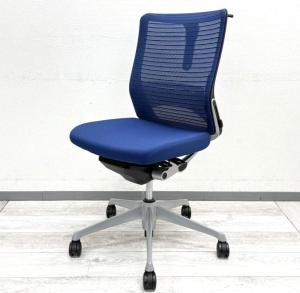 【577546】【機能性抜群の人気チェア！自然な姿勢をサポートするアンクルチルトリクライニング搭載！】■オカムラ(okamura)製　コーラルチェア（Choral）　肘無ミドルバックチェア　背面メッシュ　■ランバーサポート・コートハンガー付き　■ブルー×ブラックシェル オフィスバスターズ　水戸サテライト　大子町　北茨城市　高萩市　日立市　常陸太田市　常陸大宮市　那珂市　東海村　ひたちなか市　城里町 水戸市　笠間市　茨城町　大洗町　小美玉市