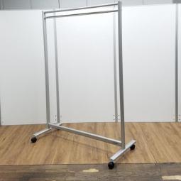 【訳アリ品】【珍しいキャスター付きコートハンガー！コンパクトで楽々移動が出来ます！】
■オカムラ/L956/シルバー　W1200/D530/H1700㎜　バータイプ　コートハンガー