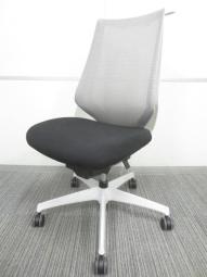 【様々な姿勢に柔軟にフィットする高機能ワーキングチェア！】■コクヨ　デュオラチェア　背ソフトグレー　座ブラック　ハンガー付　ホワイトシェル　■二重フレーム構造がもたらすしなやかで美しいデザイン！【KOKUYO　Duora】★