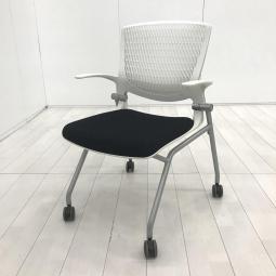 【しなやかにワーカーを受け止める洗練されたデザイン！使わない時は重ねて収納可能！】■オカムラ(okamura)製　グラータ(Grata)チェア　肘付き　ネスティングチェア　ミーティングチェア　■キャスター付　■背面樹脂メッシュ/背パッドなし　■座面ブラック×背面ホワイト