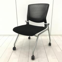 【在庫入替セール品！（本在庫限定価格）】座面がたためるネスティング仕様！定番人気のブラックカラー！　スタイリッシュで快適な座り心地のチェア】■オカムラ(okamura)製　グラータ(Grata)チェア　ネスティングチェア　■ブラック　■背面樹脂メッシュ　■キャスター付【弊社使用欄：	A01035018】【HU】