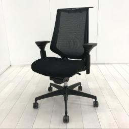 【様々な体系や姿勢にも柔軟にフィット！座り心地抜群の肘付きハイバックチェア！】■コクヨ(KOKUYO)製　デュオラ(Duora)チェア　肘付ハイバック　背面メッシュ　■可動肘・ハンガー付き　■ブラック