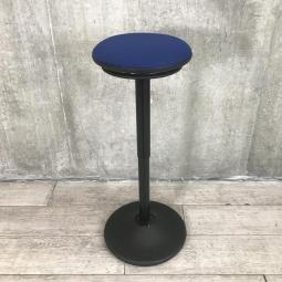 【「座る」と「立つ」のいいとこ取り！】■オカムラ（okamura）　ピルエット（pirouetto）　カウンターチェア　スツール　■ネイビーブルー　シェル：ブラック【高さ調節可能なパーチングスツール！】