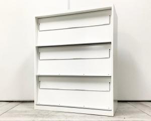 【雑誌・パンフレッド等々、扉を開けると収納できる！】■オカムラ（okamura）　レクトライン　雑誌架　3段　W900×D450×H1100mm　■ホワイト