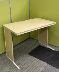 【おつとめ価格！　傷ありのため特価ご奉仕品！】■その他メーカー　平机　木製　幅1000mm×奥行700mm　■木目ナチュラル　■引き出し無し