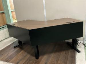 働く姿勢にも自由を！！　オカムラ　スイフトシリーズ　ブラウン天板×ブラック脚　#岐阜#愛知#三重#静岡#CS在庫