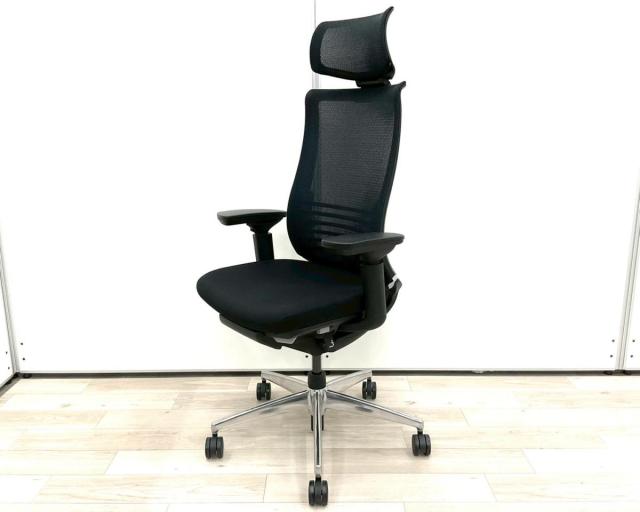 【限定1脚】■KOKUYO/コクヨ　■ベゼル(Bezel)チェア　■ブラック（black）　■肘付き/可動肘　■エクストラハイバック　■背面/メッシュ　座面/布　■ランバーサポート・ヘッドレスト付き　■オススメ/人気/定番商品