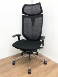 【オフィスの執務室、会議室におすすめ！】■オカムラ（okamura）製　バロン（Baron）チェア　肘付き　ハイバック　■背面メッシュ　■座面クッション　■可動肘　■ヘッドレスト付き　■ブラック【硬めの座面が大人気！国産メッシュチェアの代表格！】【入替セールにつき40%OFF！】