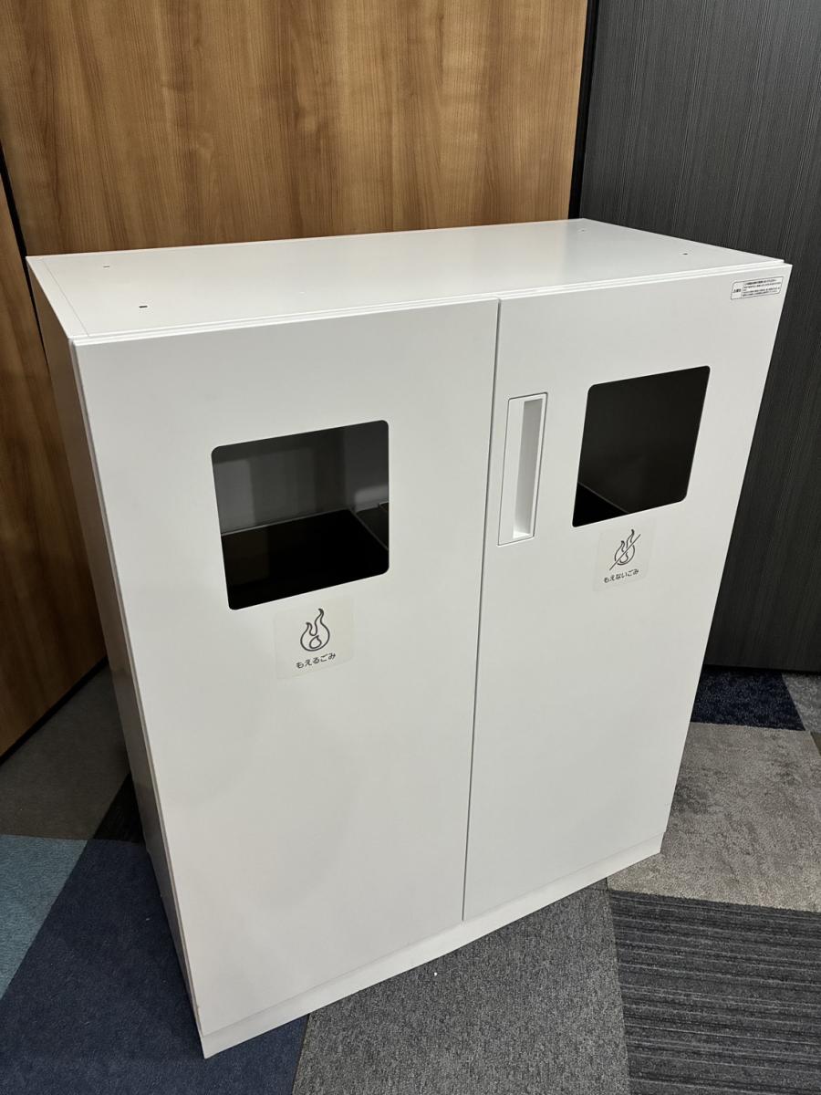 【あると便利な逸品！】■コクヨ（KOKUYO）製　エディアシリーズ　両開きトラッシュユニット（分別ダストボックス）　■ホワイト/天板付　【ぱっと見ではゴミ箱には見えないデザイン！】
                        エディア
                                    中古
            