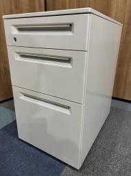 フリーアドレスの必須品！収納とワークスペースの拡張にオススメ！珍しい1段め深型タイプ！ ■オカムラ/ アドバンスシリーズ(ADVANCE)/ホワイト　３段ワゴン　フリアド用　H650㎜　シリンダー錠