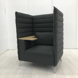 【囲まれるから、集中できる！自分だけのワークスペース”をつくる！】■オフィスコム　■ハイビス　半個室・ハイバックブースソファ　■サイドテーブル付き　■W900×D750×H1240mm　■グレー　【弊社使用欄：A01048441】