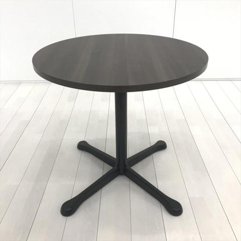 【カフェ風丸テーブル入荷！リフレッシュスペースなどにおすすめ！】■オカムラ（okamura）製　 丸形テーブル　W750×H750㎜　■天板：木目ダークブラウン　脚：ブラック　【弊社使用欄：A01063391】