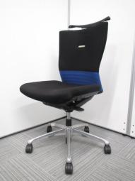 ワンポイントの青色がおしゃれ！固めの背面が腰にもフィットする人気定番チェアが入荷！
■オカムラ/フィーゴ/シームレスブルー　コートハンガー付