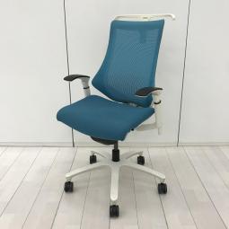 【在庫入替セール品！（本在庫限定価格）】【姿勢の変化にフレキシブルに対応！スタイリッシュで座り心地も抜群な高機能チェア】■イトーキ（ITOKI）製　エフ（ｆ）チェア　肘付き　ハイバック　背面メッシュ　■可動肘・ハンガー付　■ストロングブルー×ホワイトシェル　【弊社使用欄：A01033889】【HU】