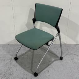 【長時間の作業でも疲労感を抑えてくれるペンディングシート使用！】■イトーキ（ITOKI）製　マノスチェア　ネスティングチェア　　■キャスター付　■アイビーグリーン